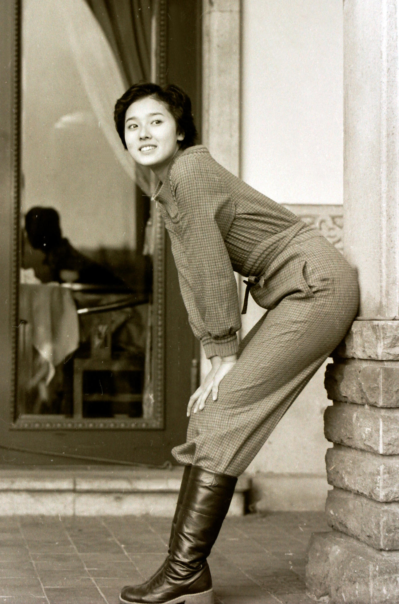 ポーズをとる浅野ゆう子（76年11月）