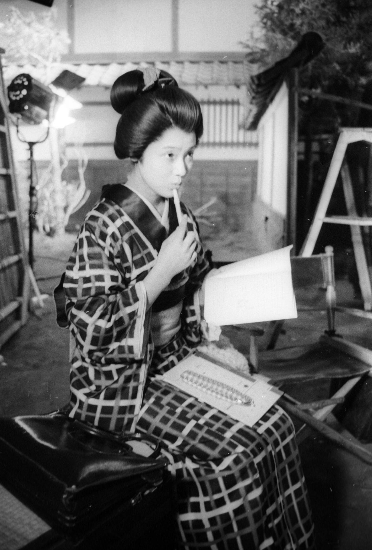 撮影の合間に教科書を手に勉強する浅野ゆう子（74年）