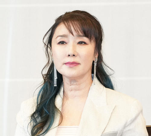 63歳の元トレンディ女優　13歳デビュー前の“未完成”写真に反響「なんて長い脚」