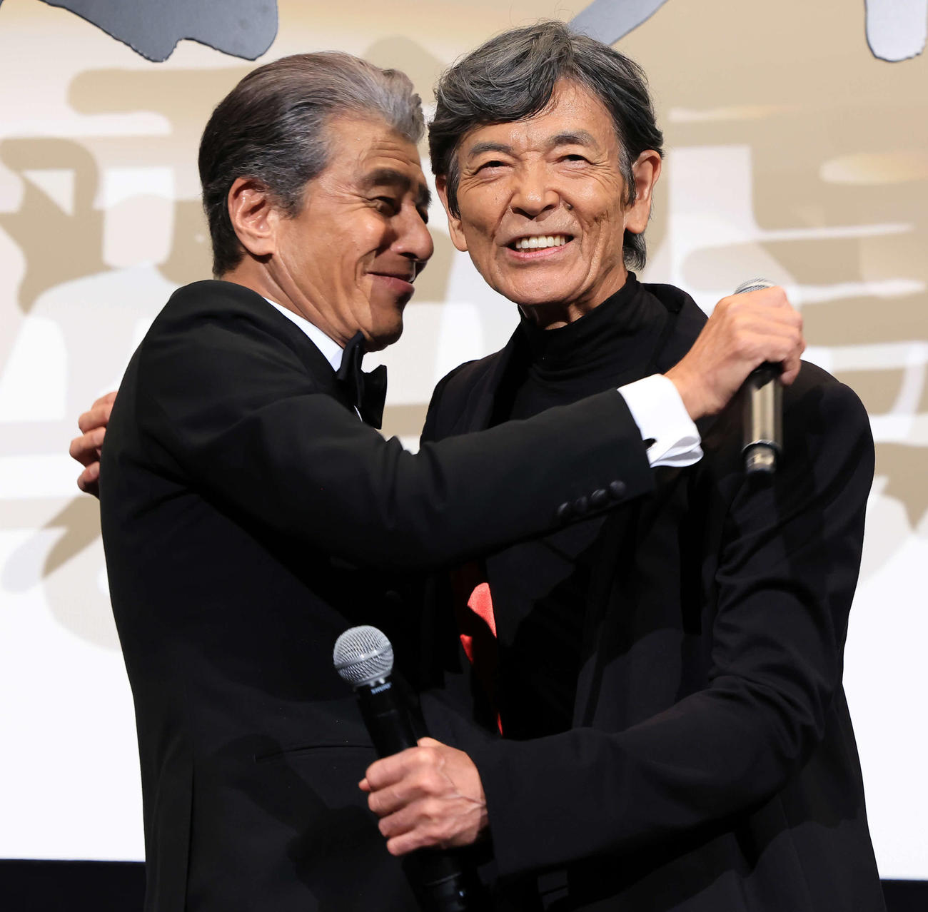 映画「帰ってきた　あぶない刑事」初日舞台あいさつで笑顔で抱擁を交わした舘ひろし（左）と柴田恭兵（撮影・浅見桂子）