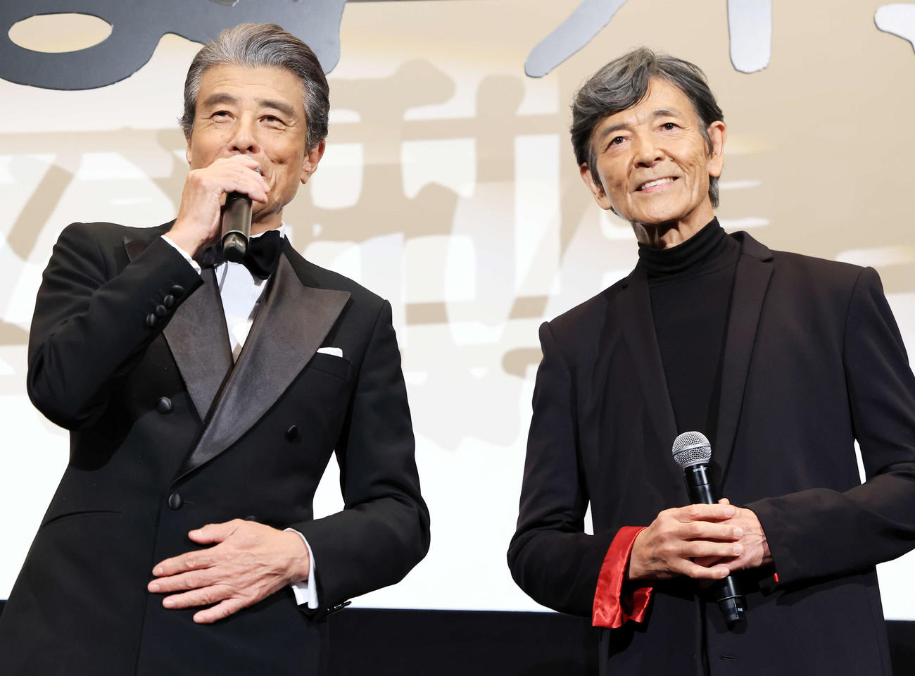映画「帰ってきた　あぶない刑事」初日舞台あいさつに登壇し笑顔を見せる舘ひろし（左）と柴田恭兵（撮影・浅見桂子）