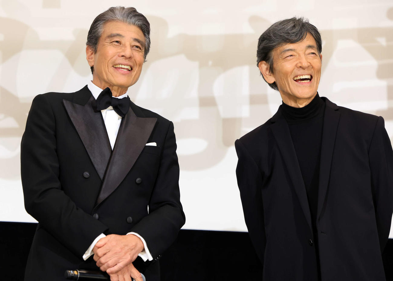 映画「帰ってきた　あぶない刑事」初日舞台あいさつに登壇し笑顔を見せる舘ひろし（左）と柴田恭兵（撮影・浅見桂子）
