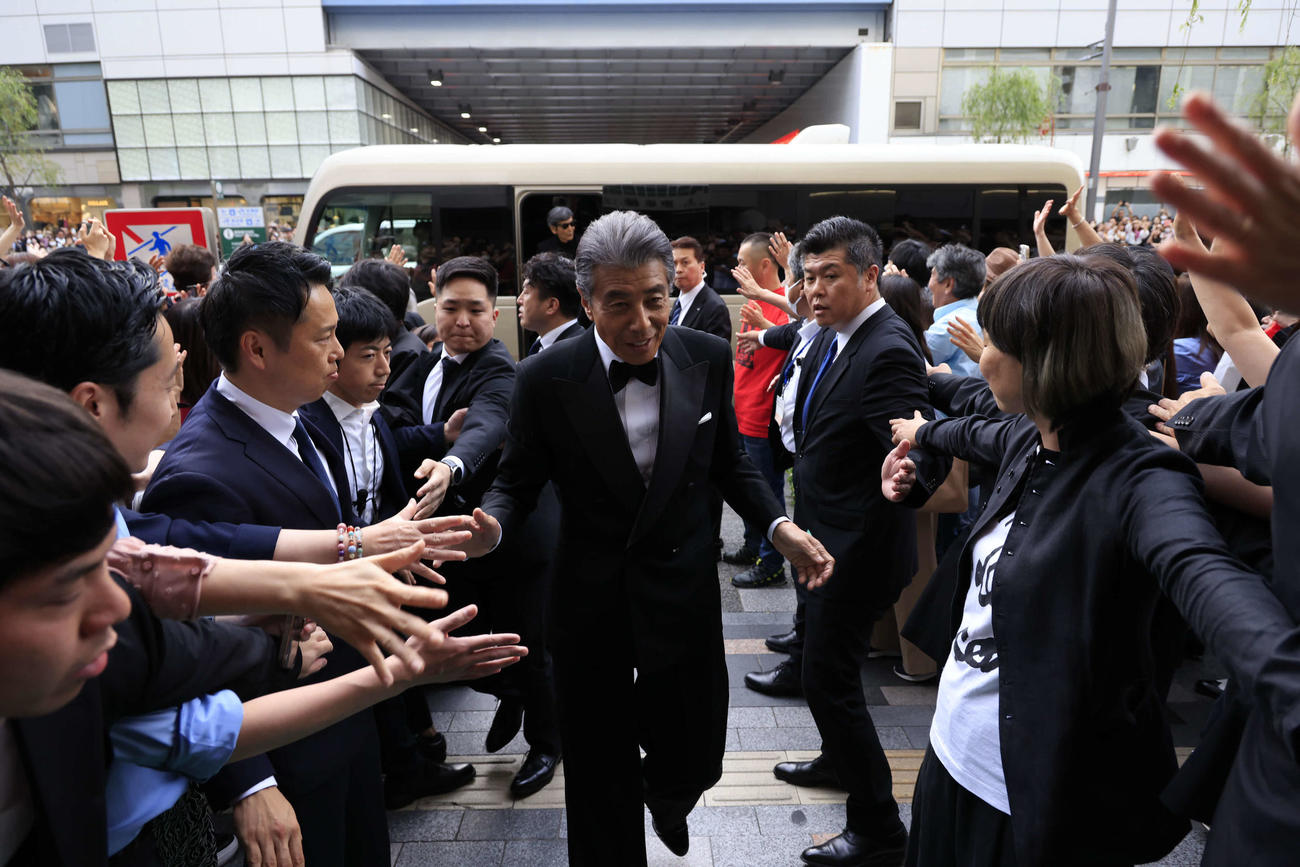 映画「帰ってきた　あぶない刑事」の初日舞台あいさつのため、ファンに迎えられて劇場入りする舘ひろし
