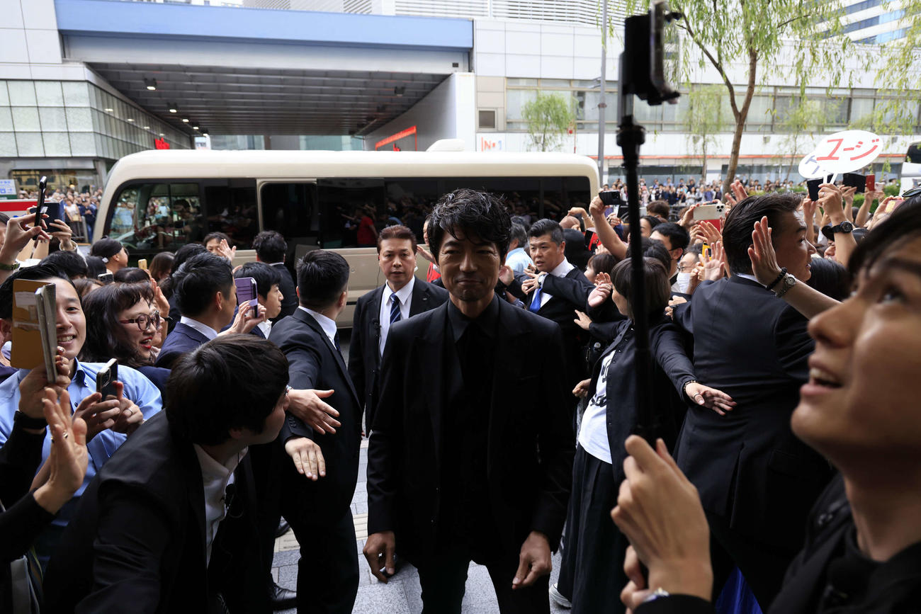 映画「帰ってきた　あぶない刑事」の初日舞台あいさつに向かう仲村トオル