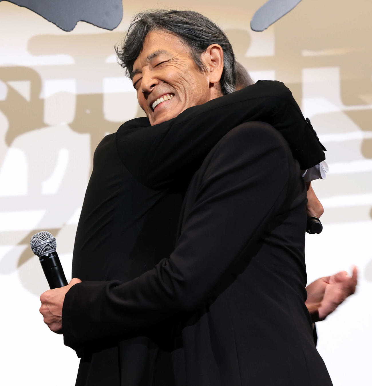 映画「帰ってきた　あぶない刑事」初日舞台あいさつで笑顔で抱擁を交わした舘ひろし（奥）と柴田恭兵（撮影・浅見桂子）