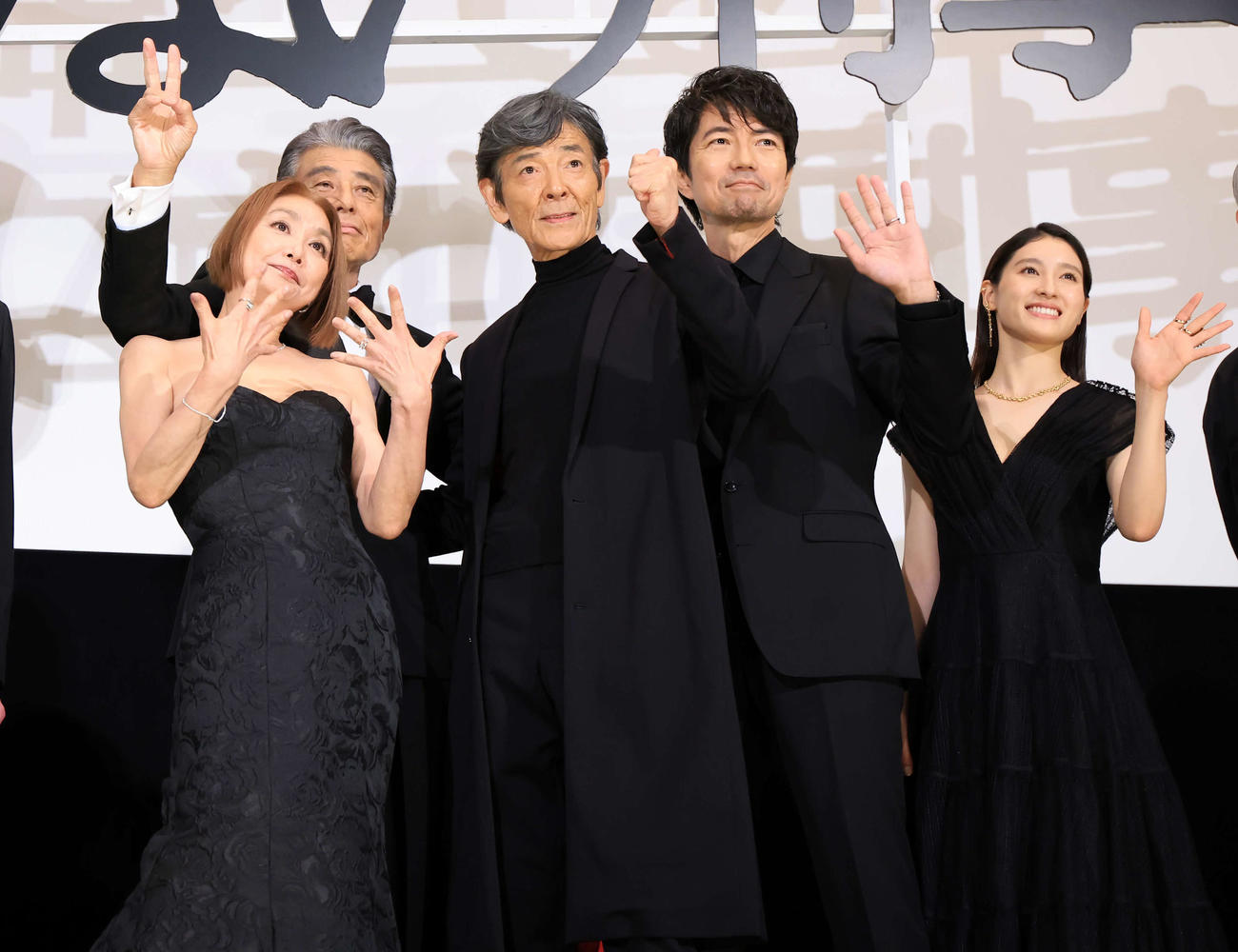 映画「帰ってきた　あぶない刑事」初日舞台あいさつでテレビカメラにポーズをとる、左から浅野温子、舘ひろし、柴田恭兵、仲村トオル、土屋太鳳（撮影・浅見桂子）