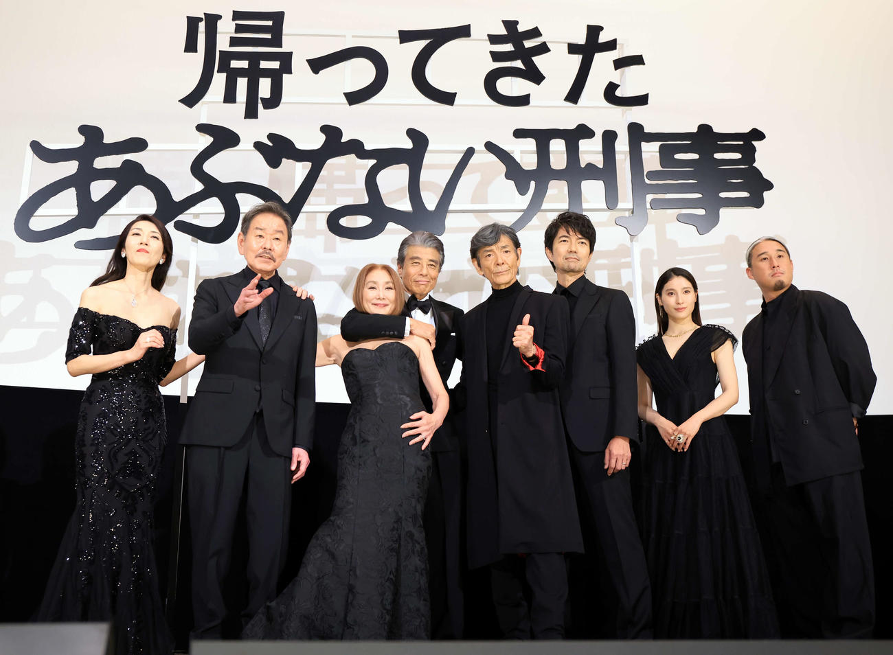 映画「帰ってきた　あぶない刑事」初日舞台あいさつで笑顔で記念撮影する、左から長谷部香苗、ベンガル、浅野温子、舘ひろし、柴田恭兵、仲村トオル、土屋太鳳、原広利監督（撮影・浅見桂子）