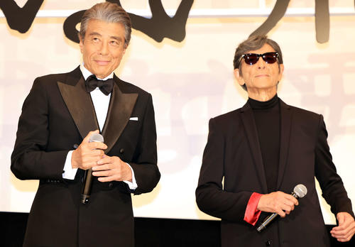 “タカ＆ユージ”舘ひろし＆柴田恭兵が熱く抱擁　「帰ってきた　あぶない刑事」初日舞台あいさつ