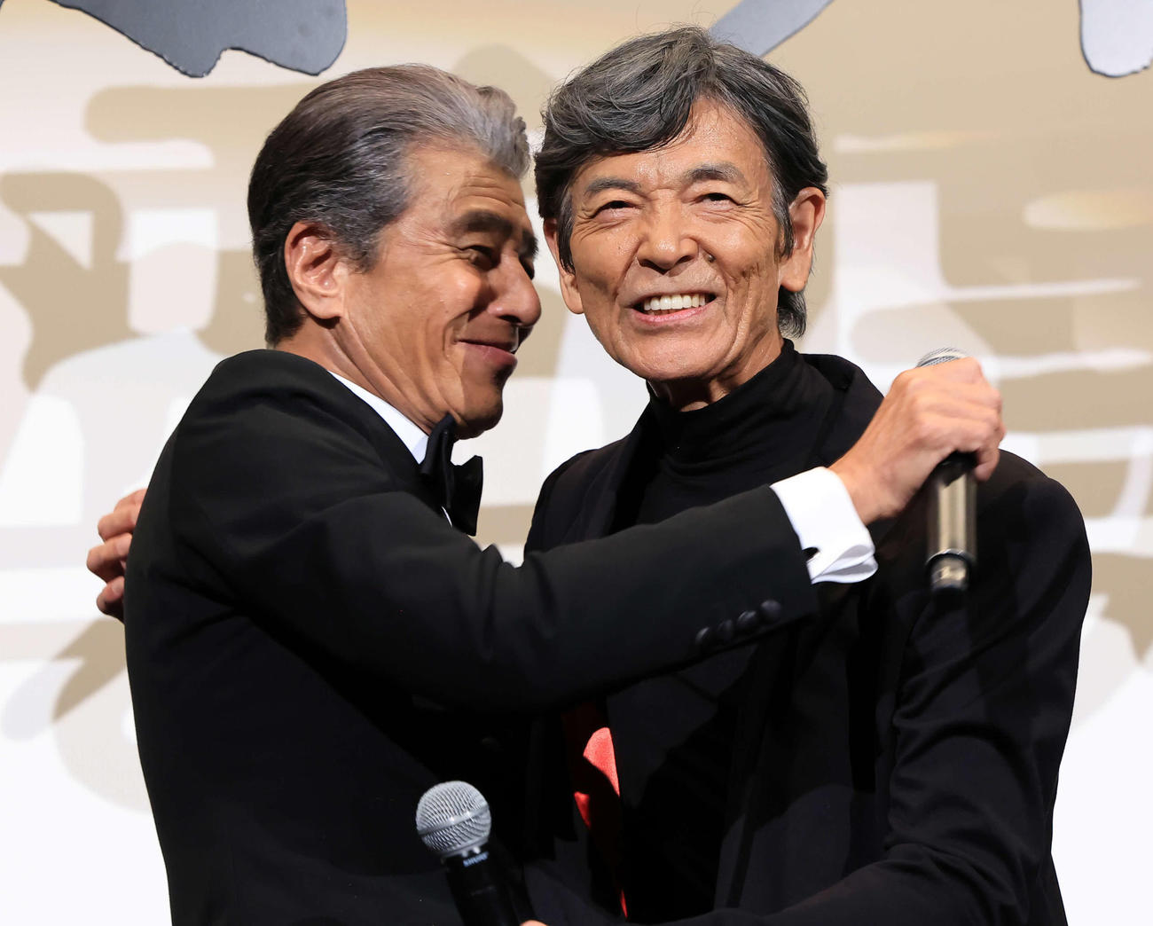 映画「帰ってきた　あぶない刑事」初日舞台あいさつで笑顔で抱擁を交わす舘ひろし（左）と柴田恭兵（撮影・浅見桂子）