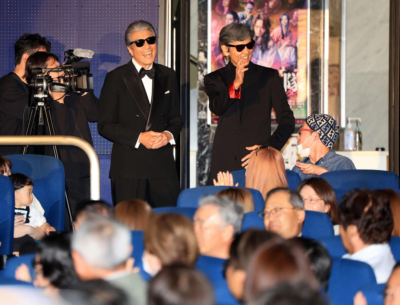 映画「帰ってきた　あぶない刑事」初日舞台あいさつに客席から登場する舘ひろし（左）と柴田恭兵（撮影・浅見桂子）