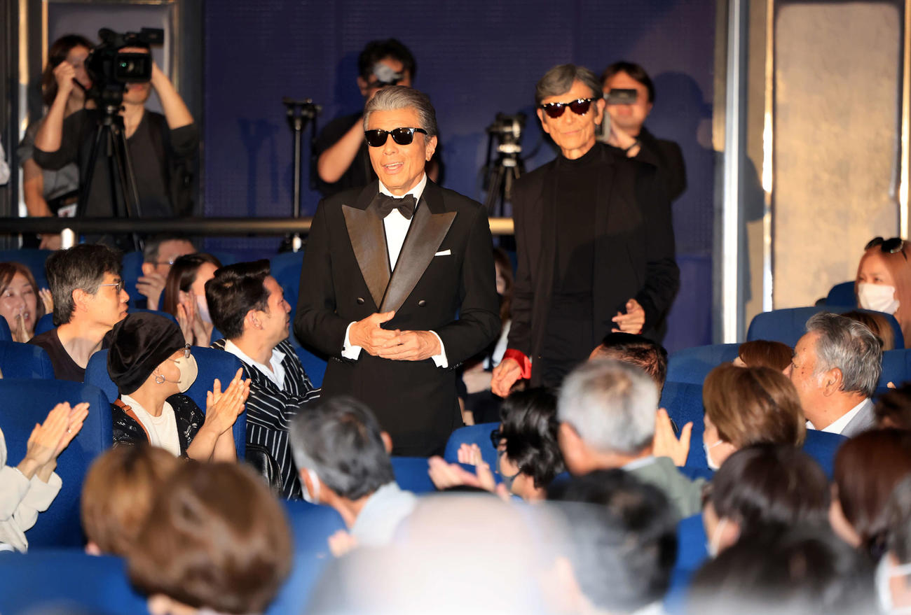 映画「帰ってきた　あぶない刑事」初日舞台あいさつに客席から登場する舘ひろし（左）と柴田恭兵（撮影・浅見桂子）
