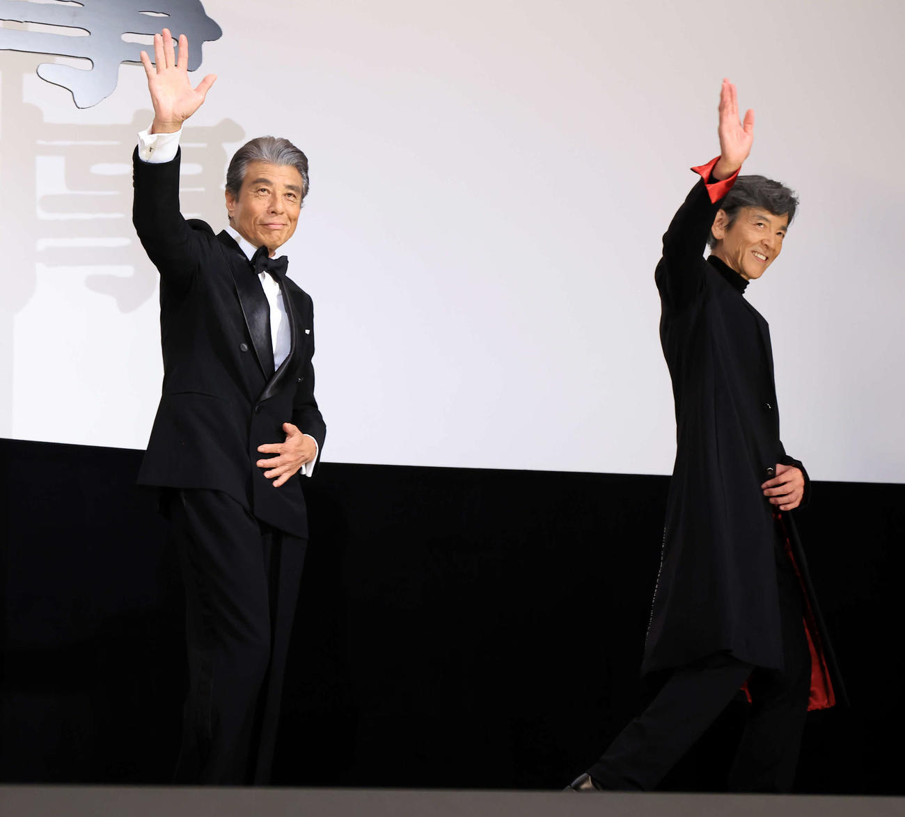 映画「帰ってきた　あぶない刑事」初日舞台あいさつで手を振る舘ひろし（左）と柴田恭兵（撮影・浅見桂子）