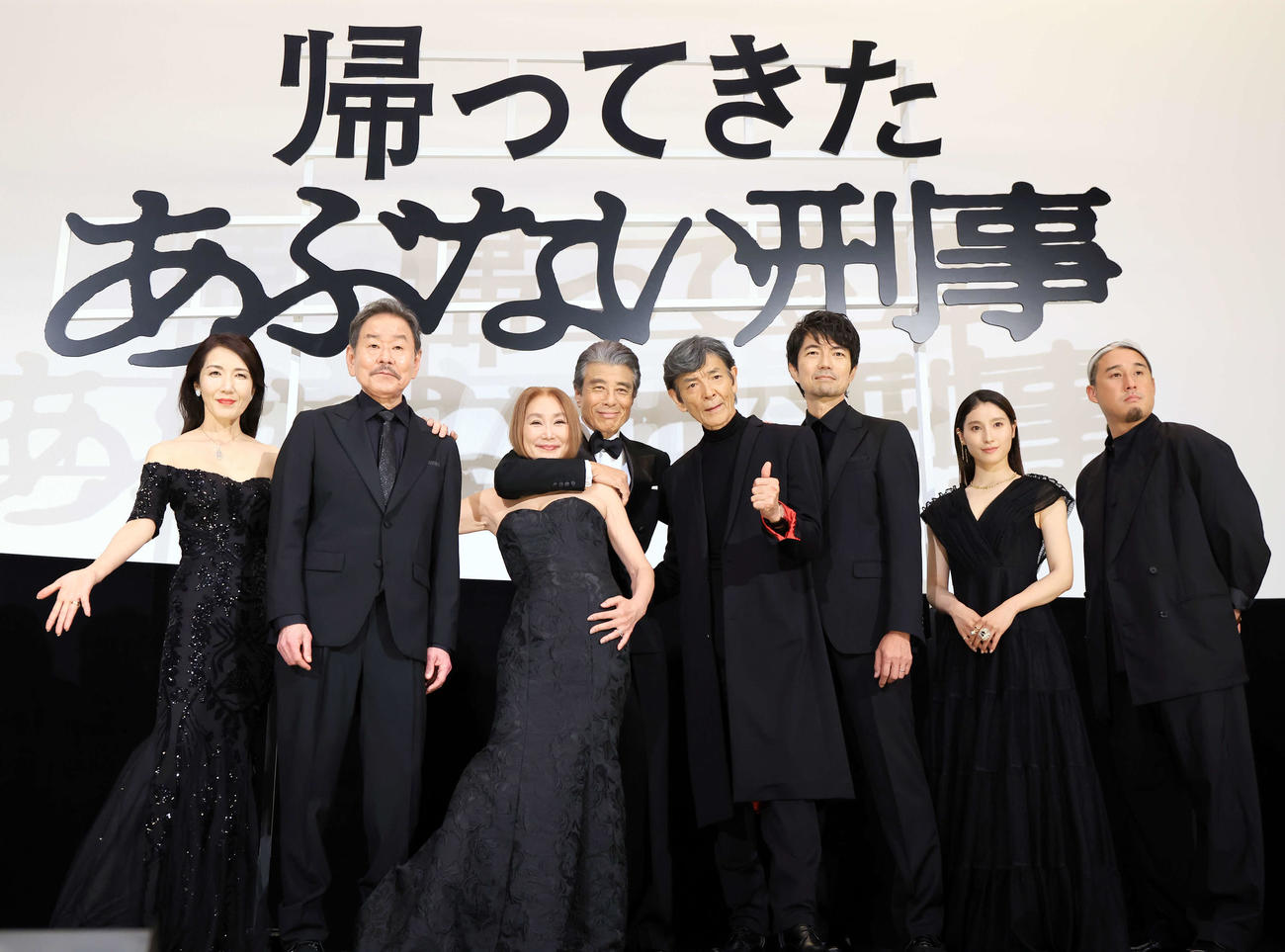 映画「帰ってきた　あぶない刑事」初日舞台あいさつで笑顔で記念撮影する、左から長谷部香苗、ベンガル、浅野温子、舘ひろし、柴田恭兵、仲村トオル、土屋太鳳、原広利監督（撮影・浅見桂子）