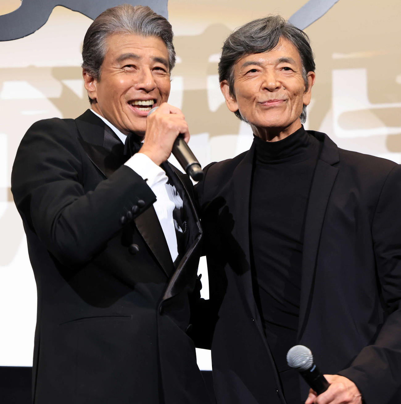 映画「帰ってきた　あぶない刑事」初日舞台あいさつに登壇し笑顔を見せる舘ひろし（左）と柴田恭兵（撮影・浅見桂子）