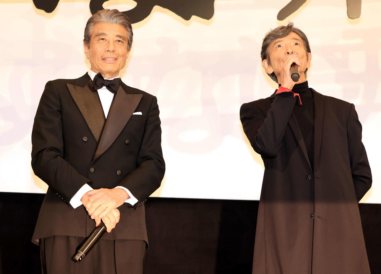 映画「帰ってきた　あぶない刑事」初日舞台あいさつに登壇し笑顔を見せる舘ひろし（左）と柴田恭兵（撮影・浅見桂子）