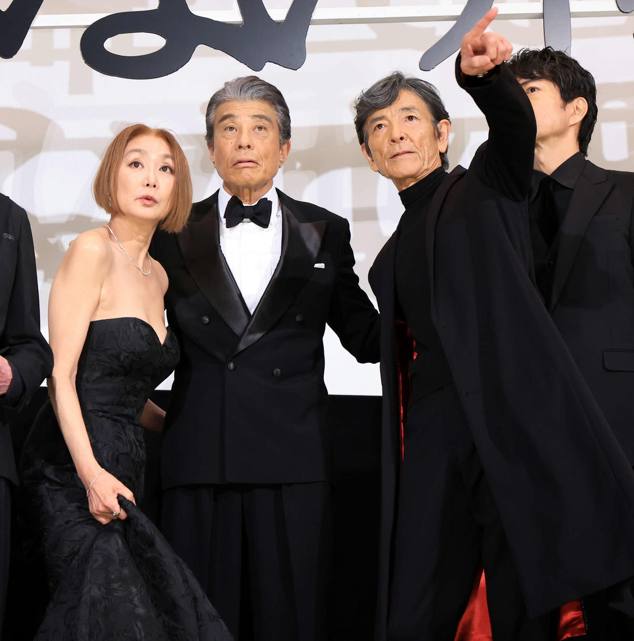 映画「帰ってきた　あぶない刑事」初日舞台あいさつでテレビカメラを探す、左から浅野温子、舘ひろし、柴田恭兵（撮影・浅見桂子）