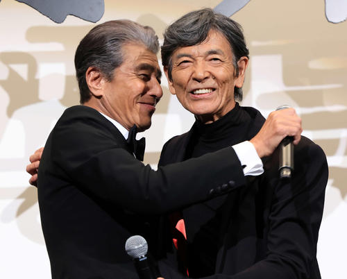 “タカ”舘ひろし「僕らこの２人が会えたのは奇跡」“ユージ”柴田恭兵と熱い抱擁　あぶ刑事初日
