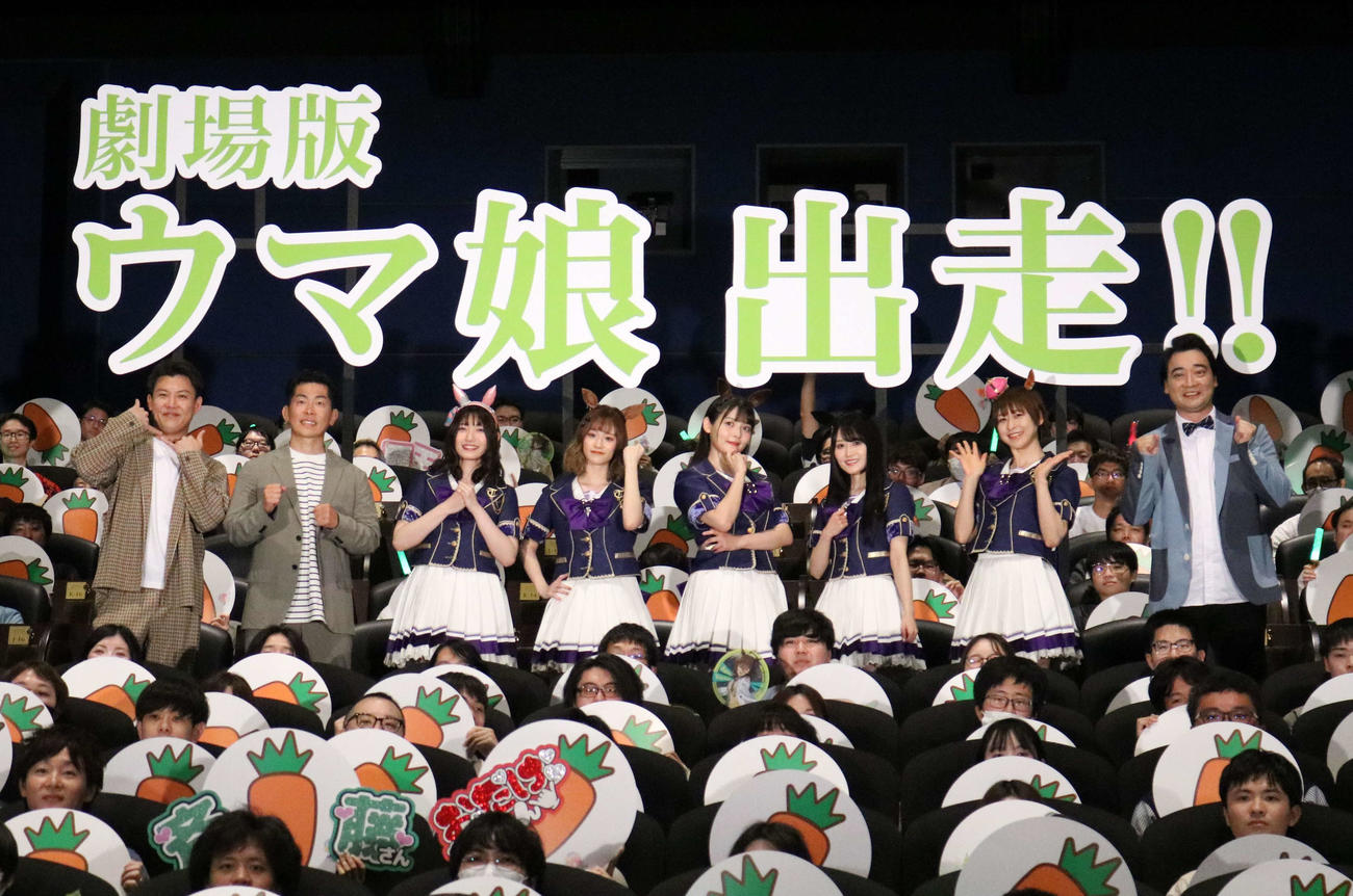 劇場版「ウマ娘　プリティーダービー　新時代の扉」初日舞台あいさつに登壇した、左からおたけ、太田博久、福嶋晴菜、藤本侑里、上坂すみれ、小倉唯、徳井青空、斉藤慎二（撮影・水谷京裕）