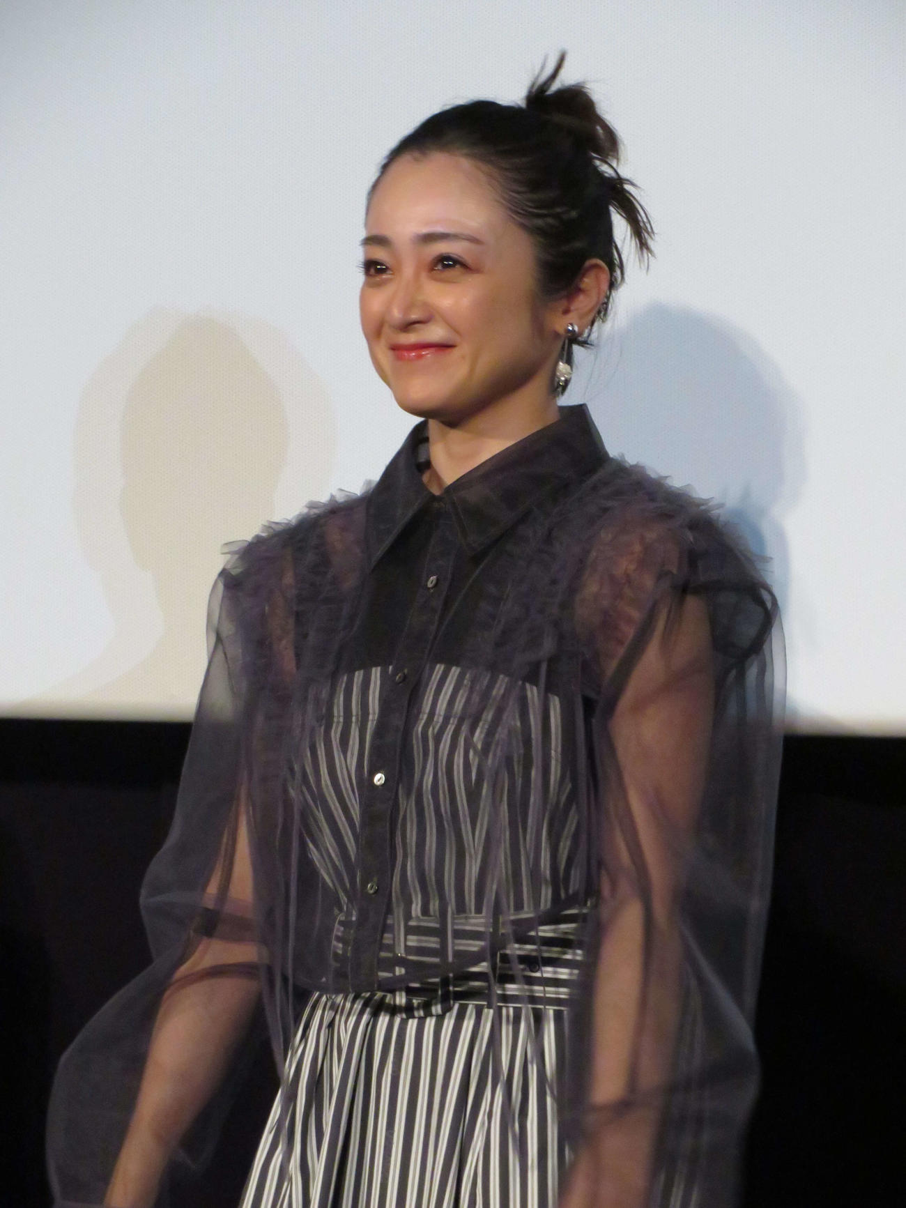 映画「三日月とネコ」公開記念舞台あいさつに登壇した安達祐実