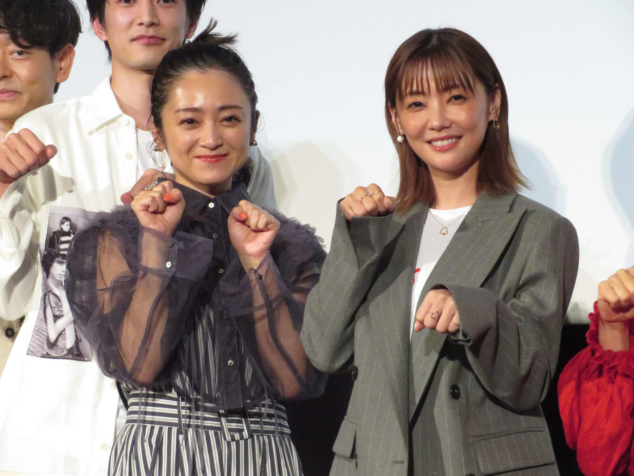 映画「三日月とネコ」公開記念舞台あいさつに登壇し、猫ポーズをする安達祐実と倉科カナ