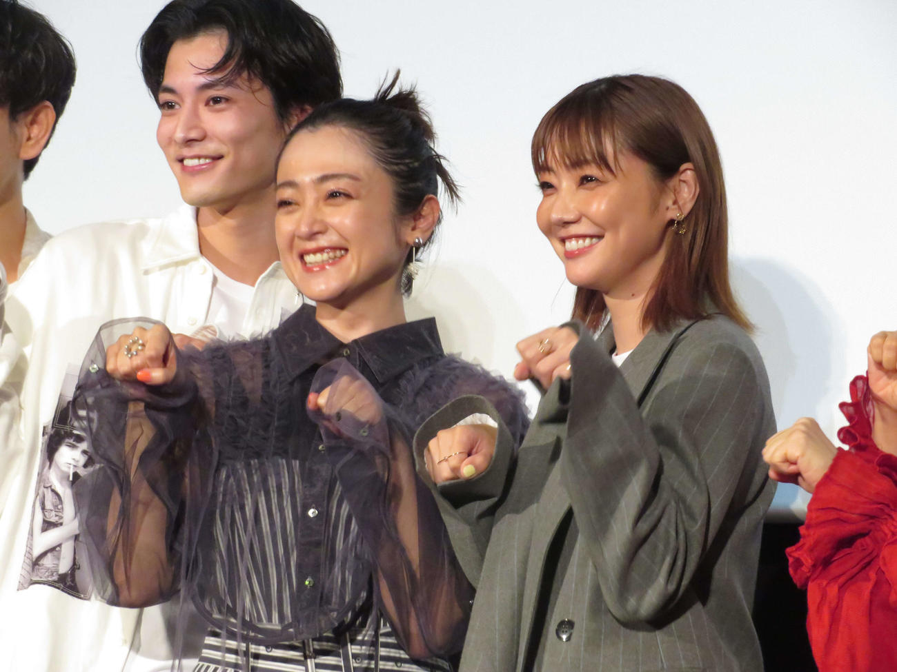 映画「三日月とネコ」公開記念舞台あいさつに登壇し、猫ポーズをする左から渡邊圭祐、安達祐実、倉科カナ