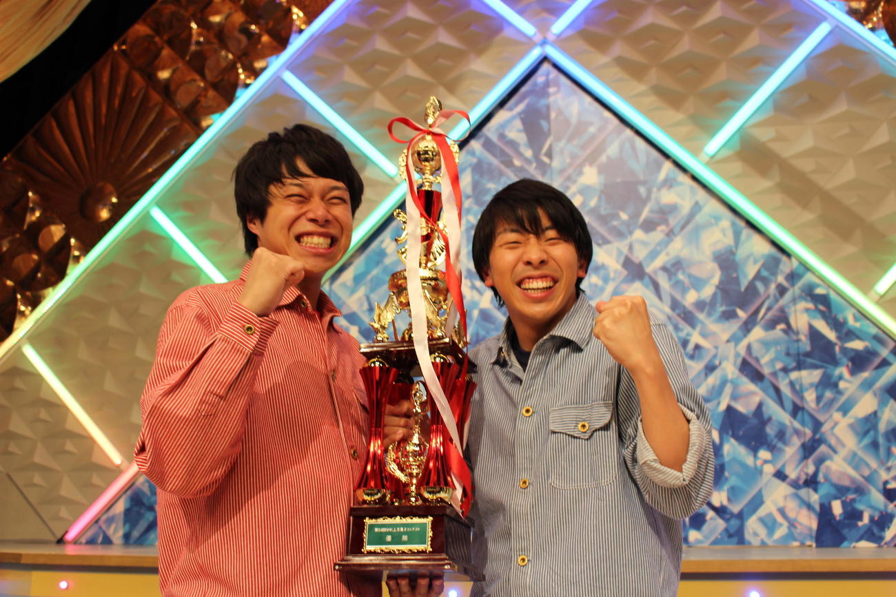 NHK上方漫才コンテストで優勝したフースーヤ。田中ショータイム（左）と谷口理
