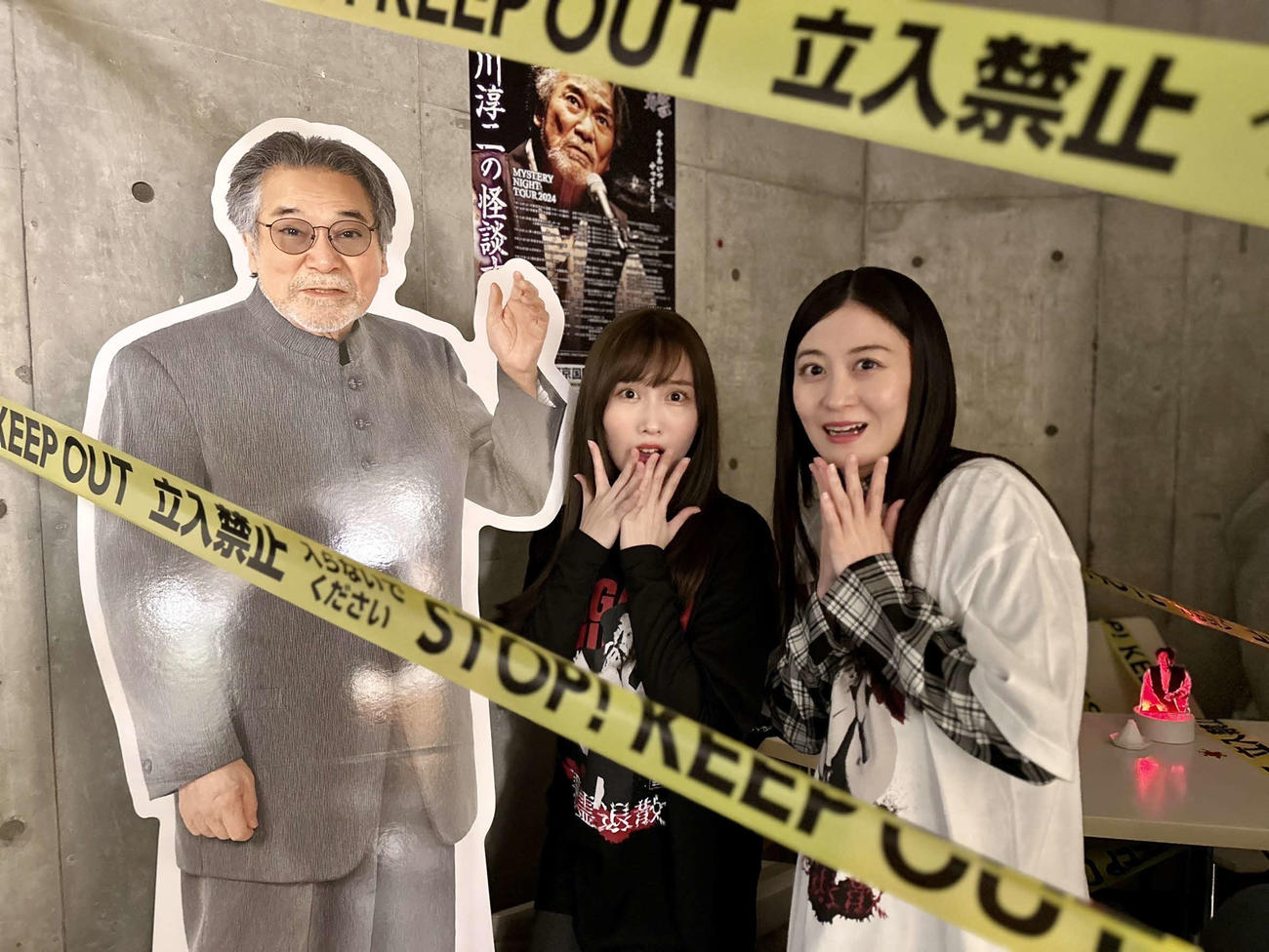 稲川淳二怪談カフェを体験した上西恵（右）と矢倉楓子