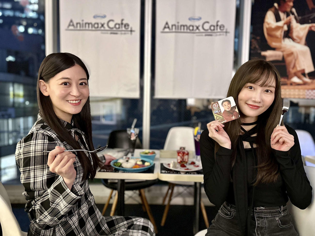 稲川淳二怪談カフェを体験した上西恵（左）と矢倉楓子