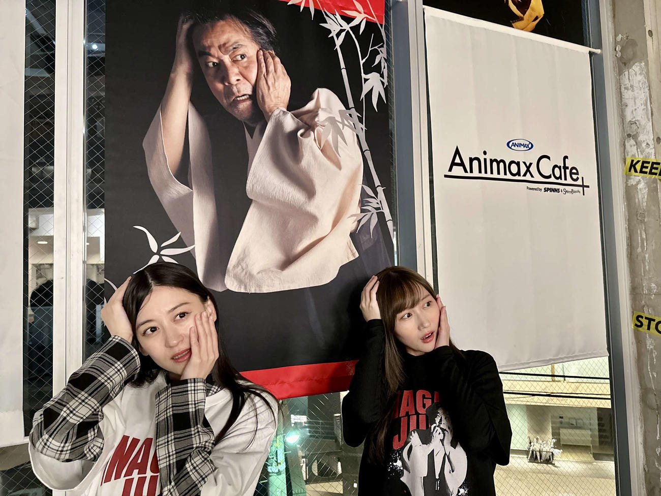 稲川淳二怪談カフェを体験した上西恵（左）と矢倉楓子