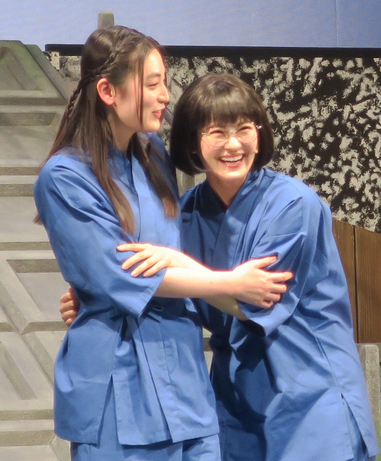 舞台「鴨川ホルモー、ワンスモア」初日前会見で八木莉可子（左）に抱きつく清宮レイ