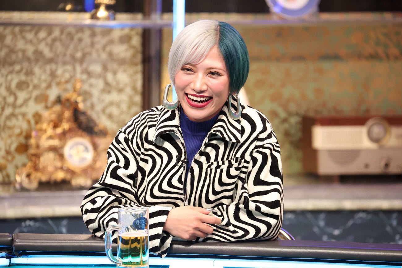 「酒のツマミになる話」に出演する、ぱーてぃーちゃんの信子（C）フジテレビ