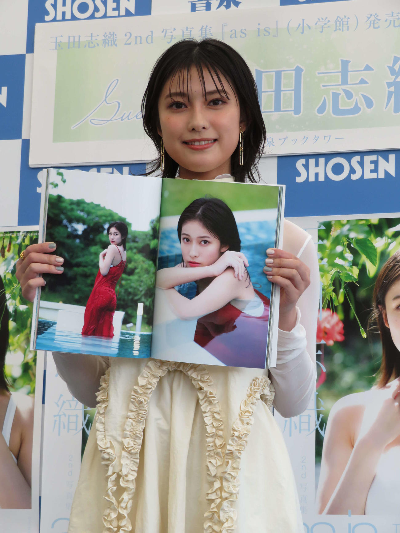 セカンド写真集「as is」発売記念会見でお気に入りカットを紹介する玉田志織