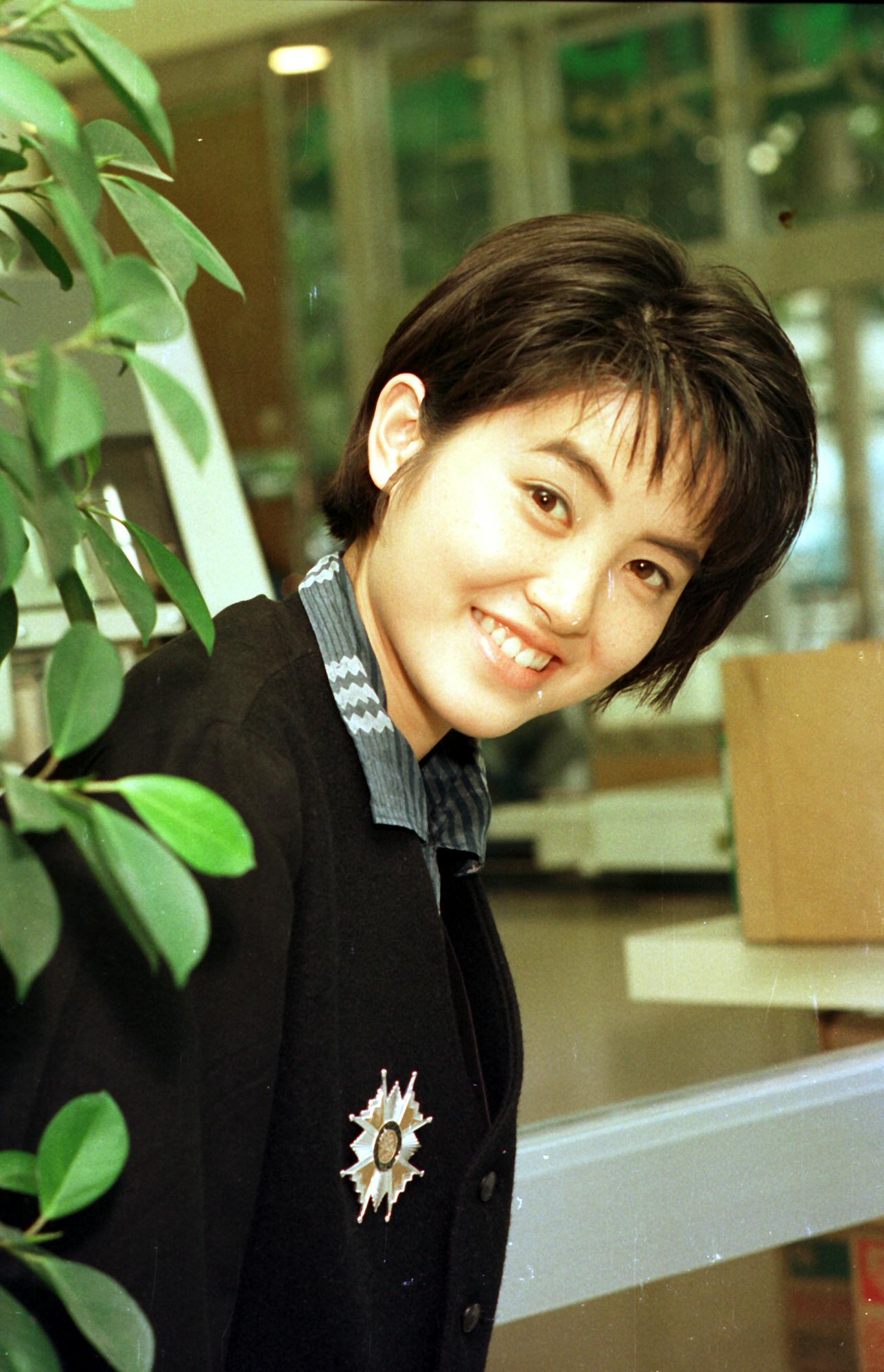 ポーズを決めて写真に納まる荻野目洋子（1986年10月撮影）