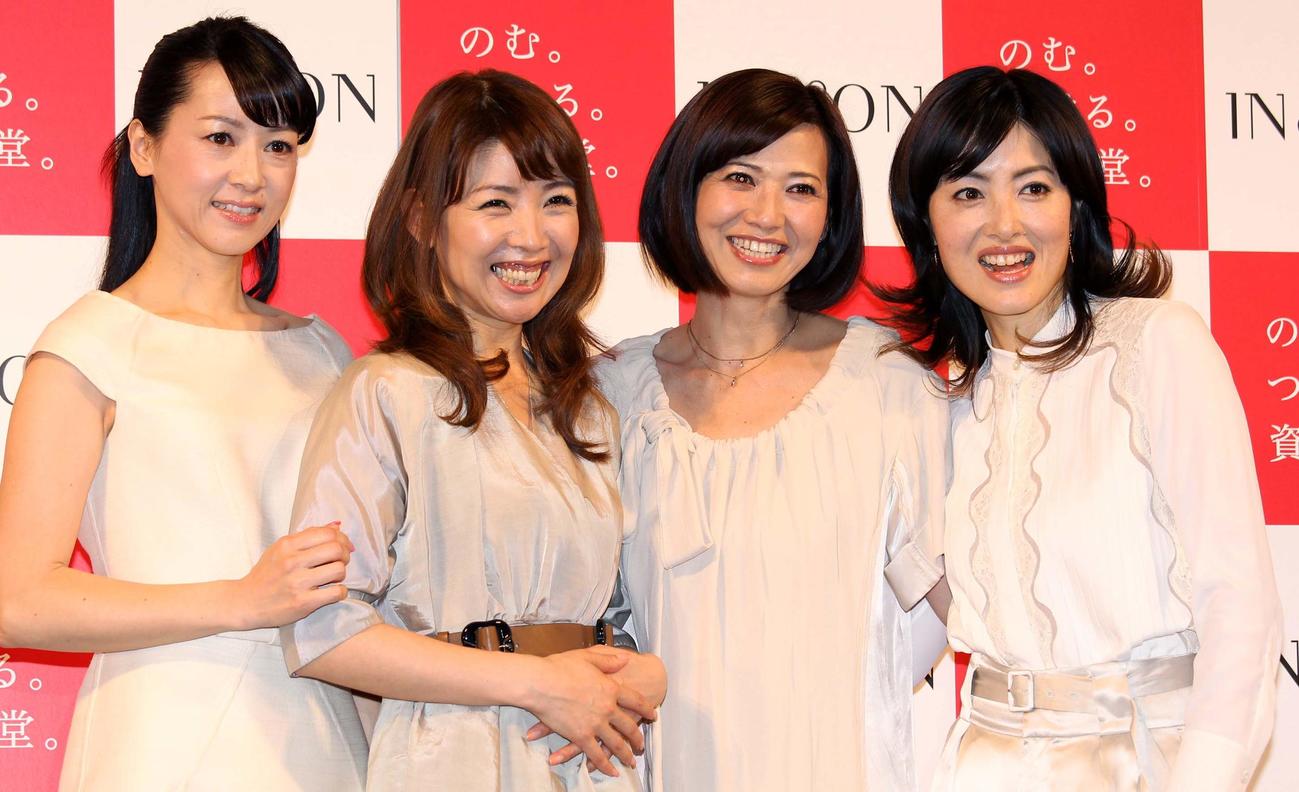 資生堂ブランド「インアンドオン」の新CM発表会で笑顔を見せる左から河合その子、伊藤つかさ、薬丸秀美（石川秀美）、荻野目洋子（2010年03月撮影）