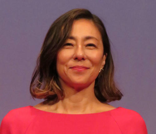 「足が長すぎます！」58歳タレント“驚異のスタイル”にネット騒然「スタイル良すぎ」