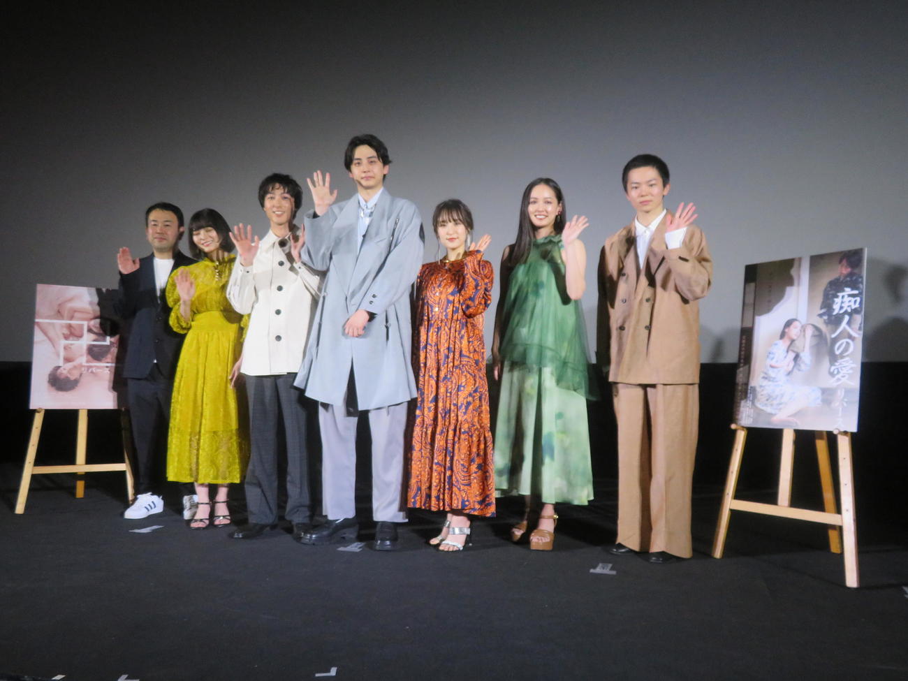 映画「卍リバース」「痴人の愛リバース」公開記念舞台あいさつに出席した、左から宝来忠昭監督、田中珠里、門間航、鈴木志遠、中崎絵梨奈、桝田幸希、林裕太