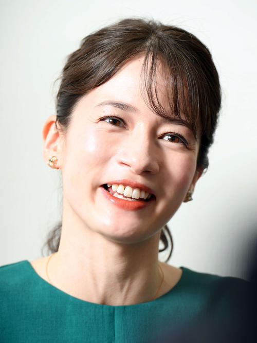TBS宇内梨沙アナ、地元神奈川での挙式報告　ウエディング姿で夫＆愛犬とのツーショット披露