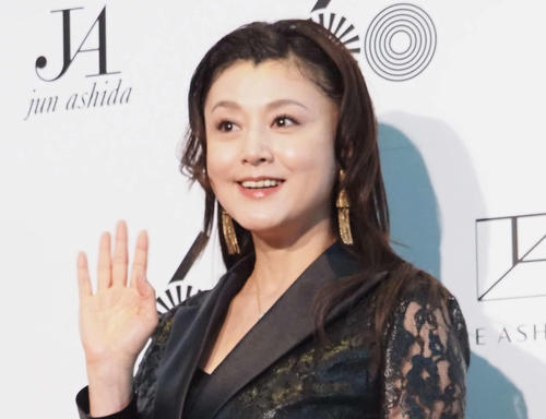 藤原紀香の“奇跡的海辺ショット”に「まさに女神」「紀香如来」の声