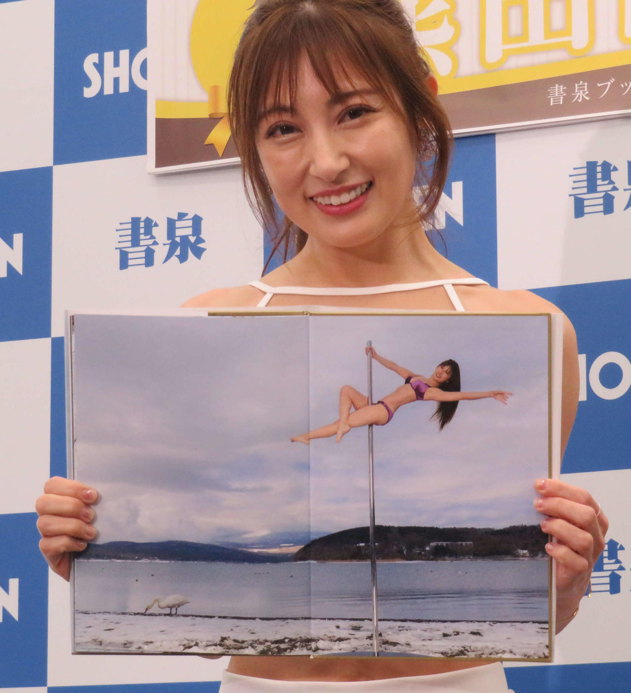 40冊目の写真集「Spinning」の発売記念イベントを行った熊田曜子