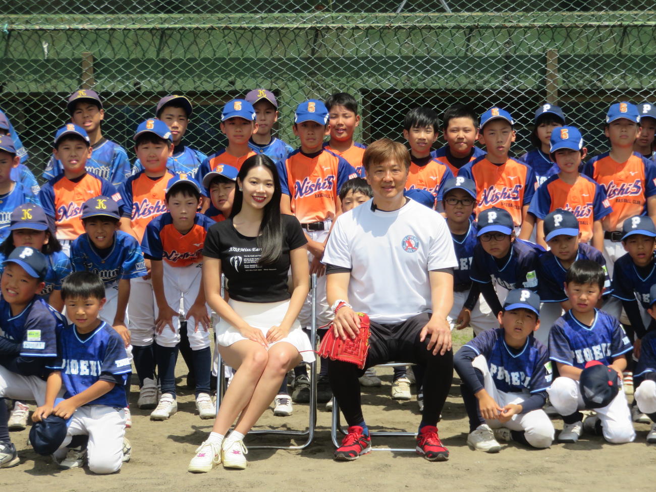 「十日町・津南　少年野球教室」に参加した小久保春菜（前列中央左）と岡島秀樹氏
