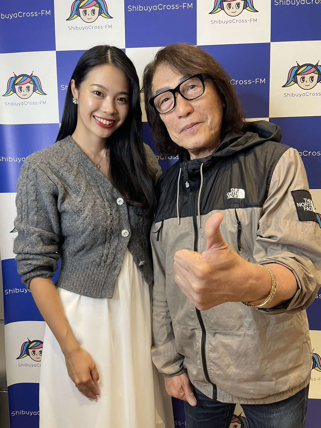 小久保春菜（左）と所属事務所カロスエンターテイメントの先輩の矢沢透