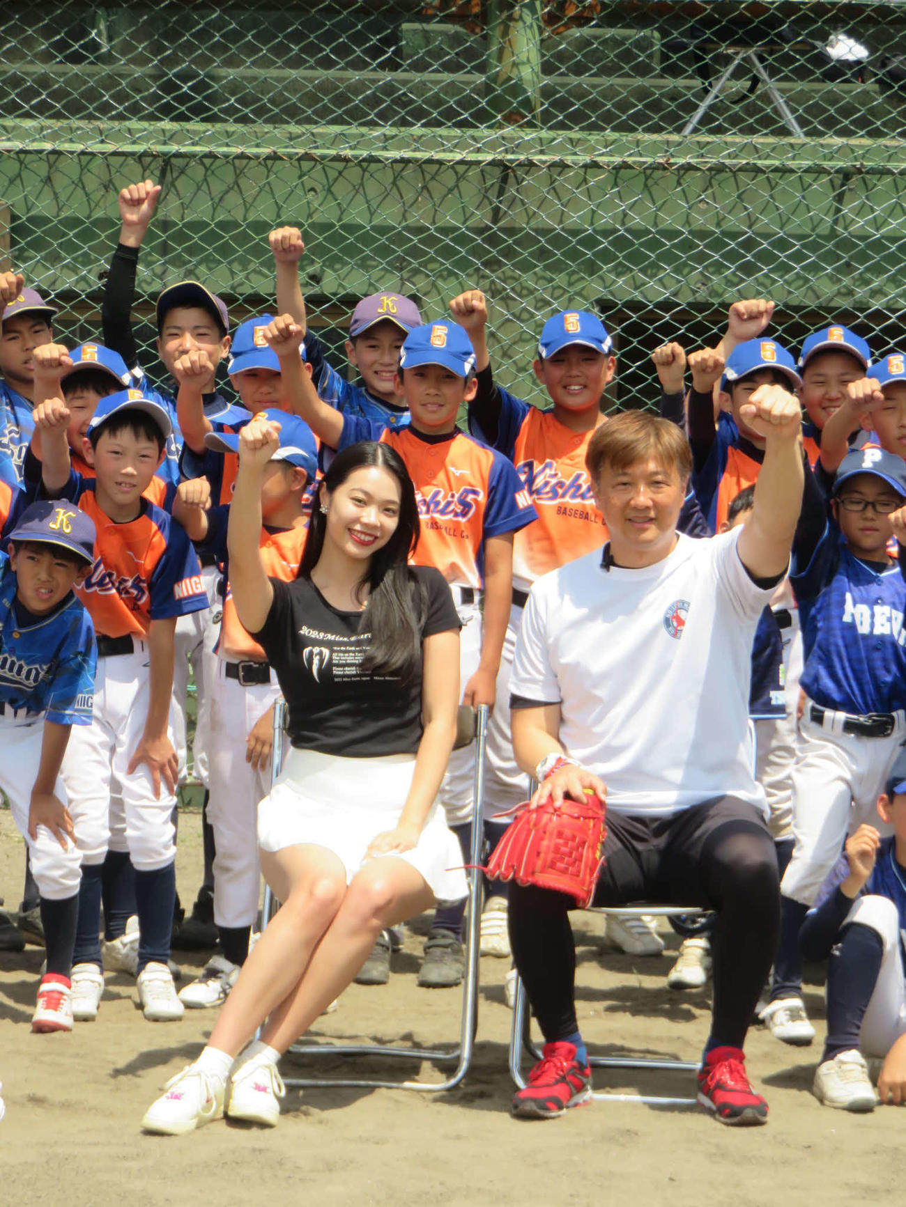 「十日町・津南　少年野球教室」に参加した小久保春菜（前列中央左）と岡島秀樹氏