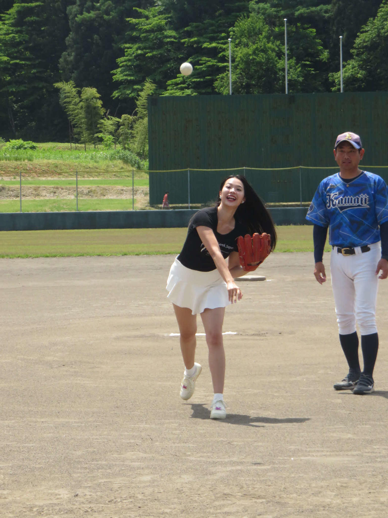 「十日町・津南　少年野球教室」で始球式を行う小久保春菜