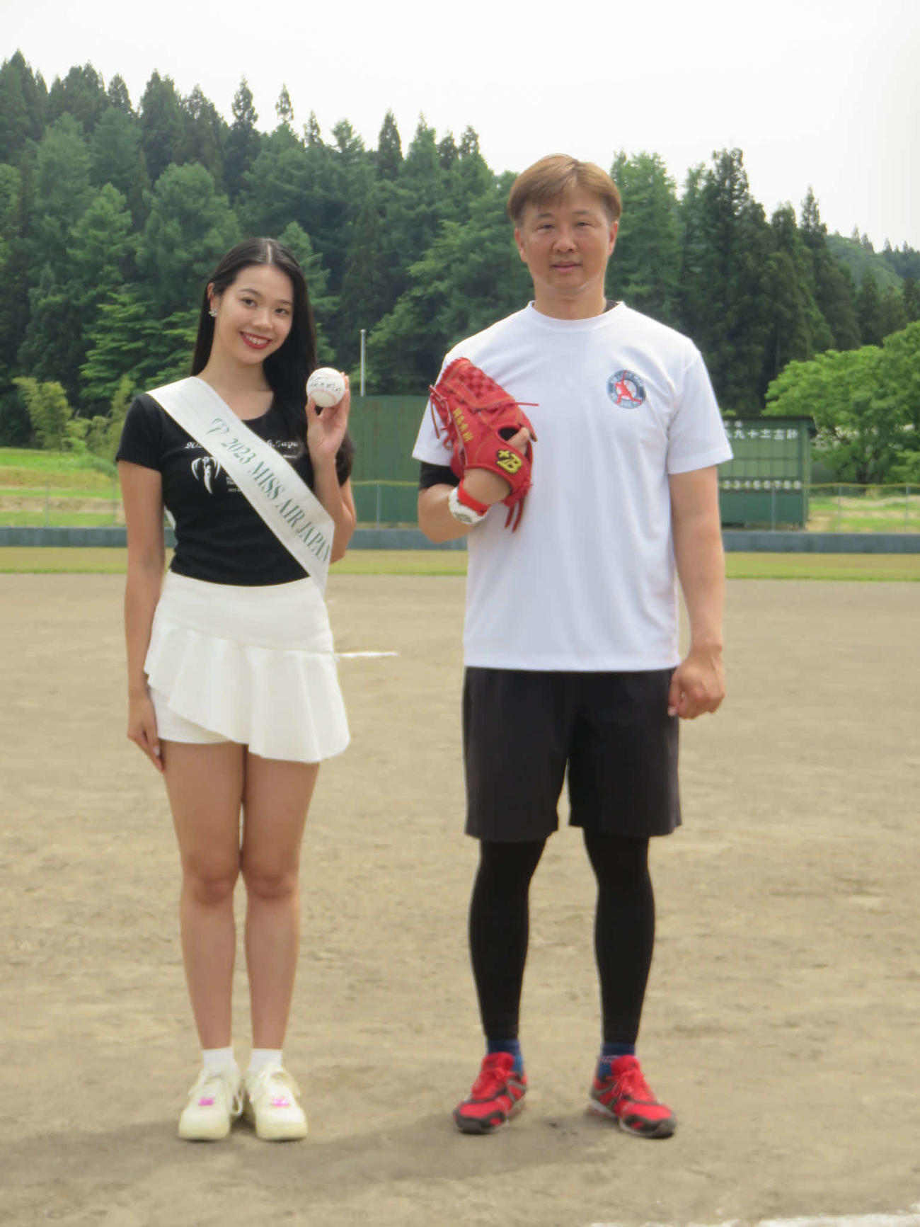 「十日町・津南　少年野球教室」に参加した小久保春菜（左）と岡島秀樹氏