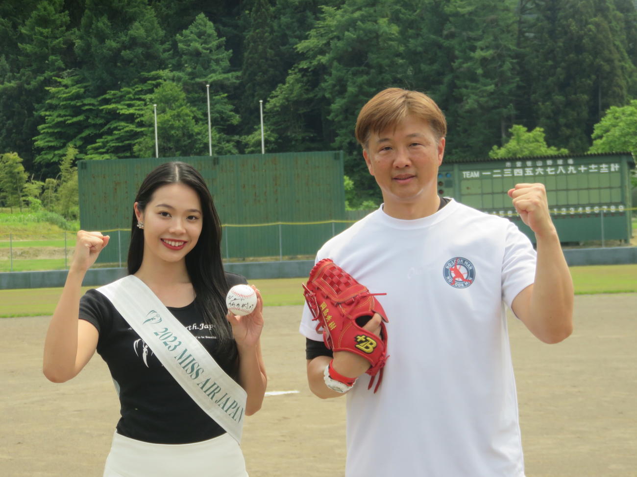 「十日町・津南　少年野球教室」に参加した小久保春菜（左）と岡島秀樹氏