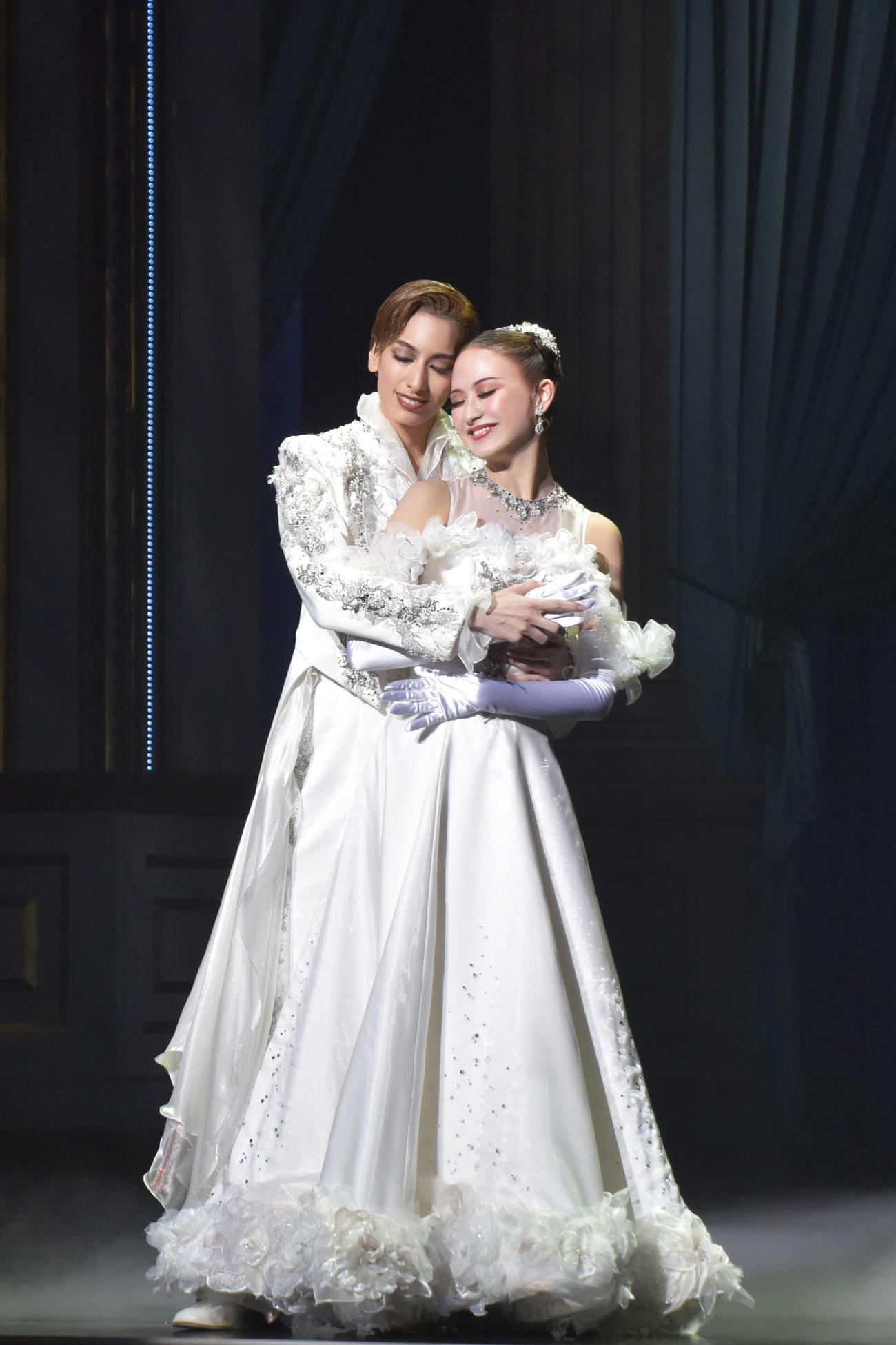 「TOP HAT」のナンバーで踊る花組トップ柚香光（左）、トップ娘役星風まどか（C）宝塚歌劇団