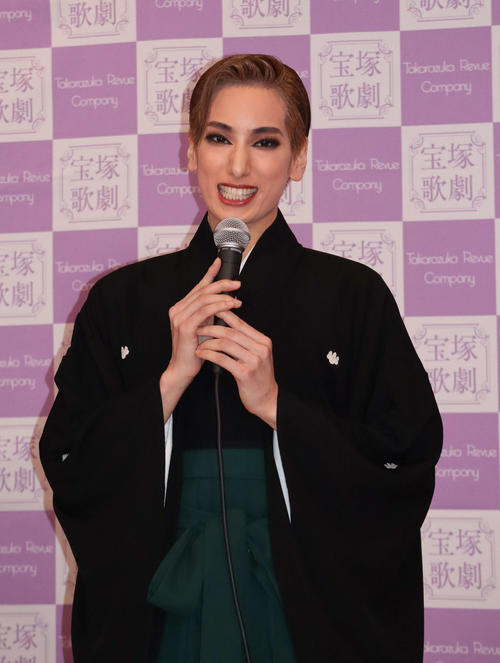 【宝塚】花組トップ柚香光退団「背中の羽根降ろしました」最後の大階段を紋付き、はかまで下りる