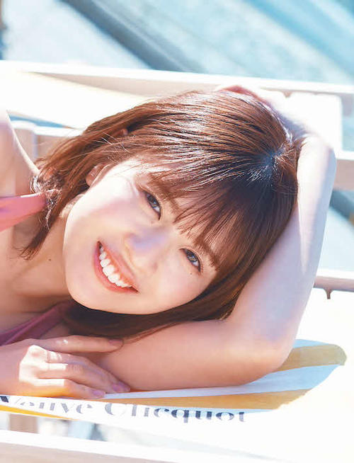 日向坂46松田好花ピンクビキニカット解禁“セレブ仕様”高級ホテル屋上のプールで横たわる