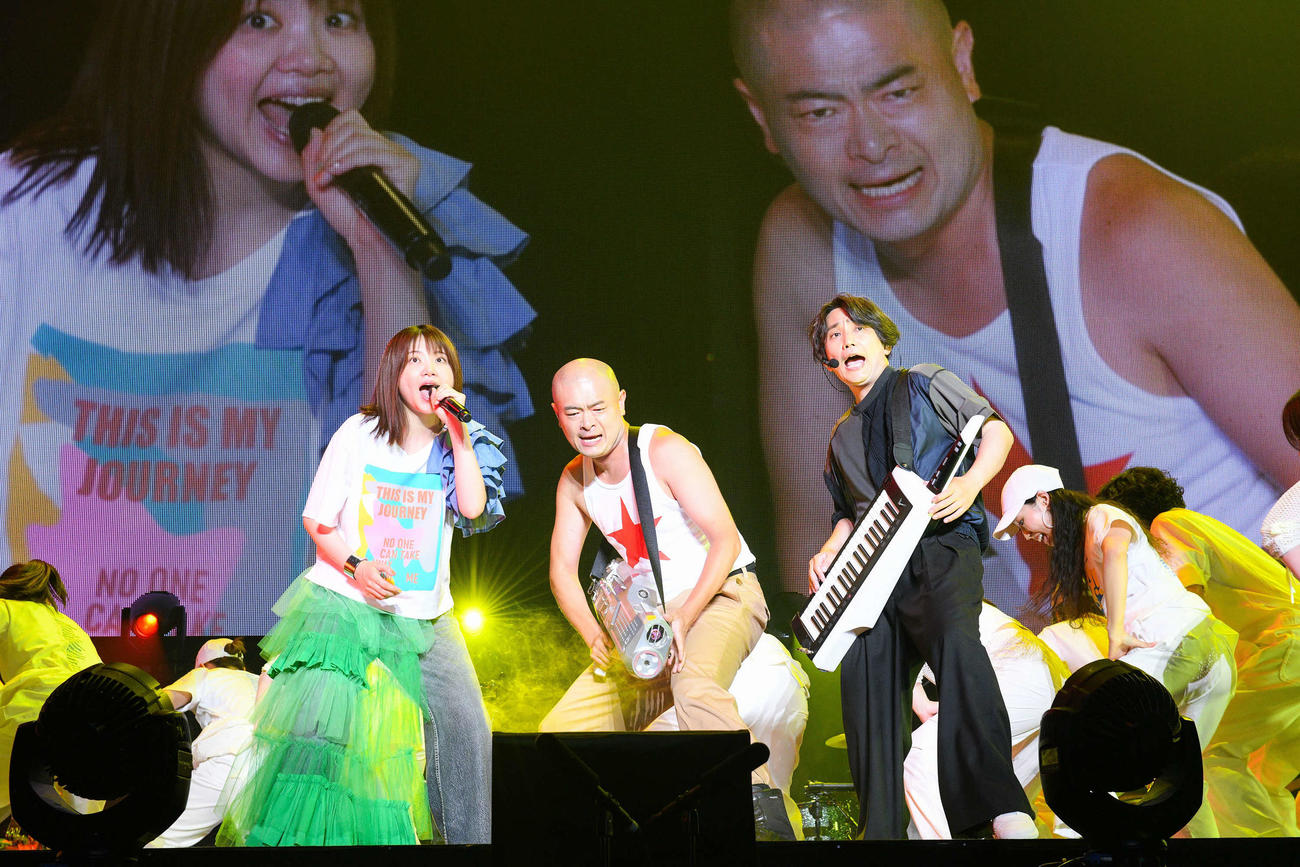 ゲスト出演したのあばれる君（中央）と吉岡聖恵（左）と水野良樹＝2024年5月26日　photo:岸田哲平／深野輝美