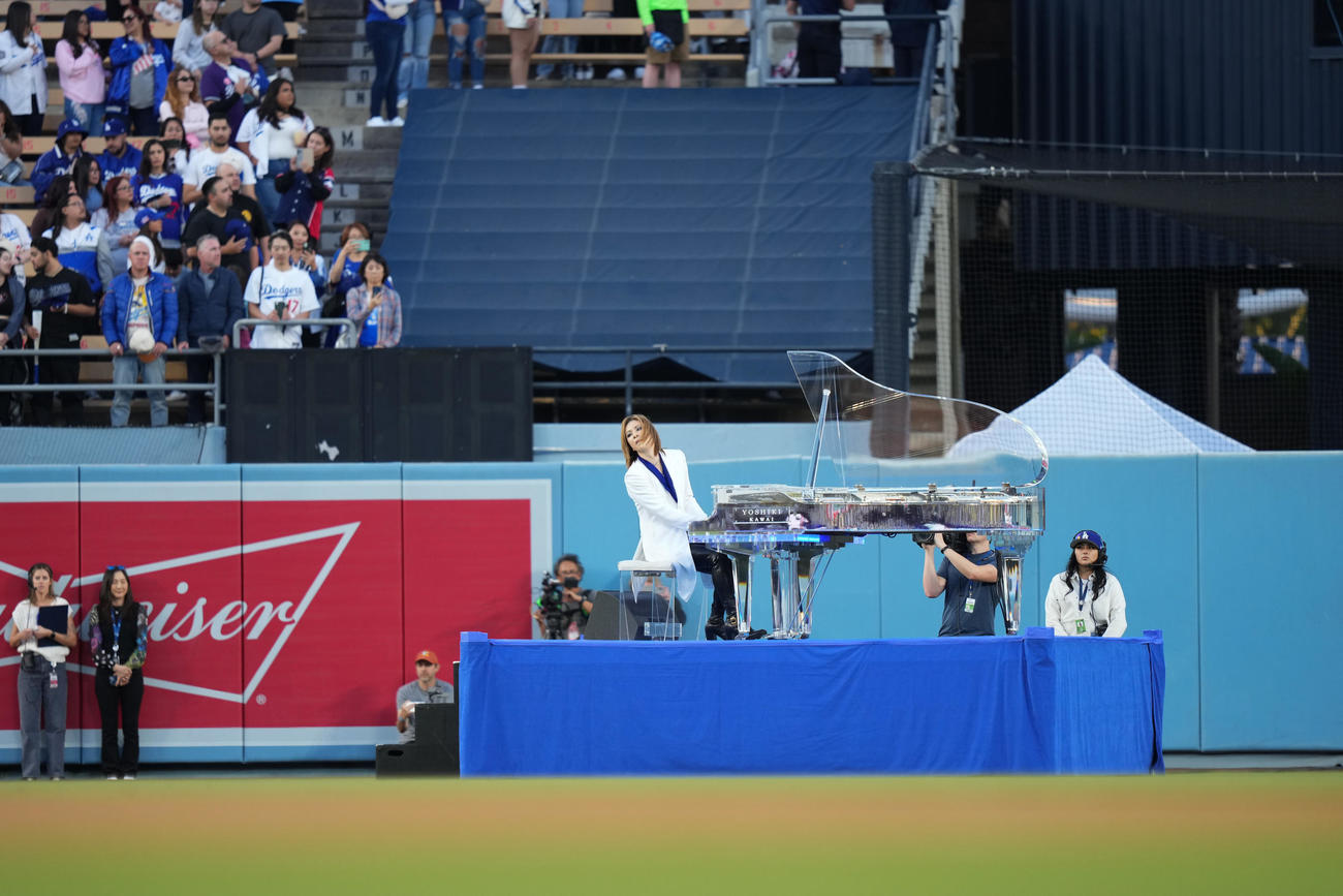 ドジャース対ナショナルズ　試合前のセレモニーで米国国歌を演奏するYOSHIKI（2024年4月16日撮影）